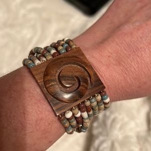 Cute beaded stretch bracelet with wooden detail
